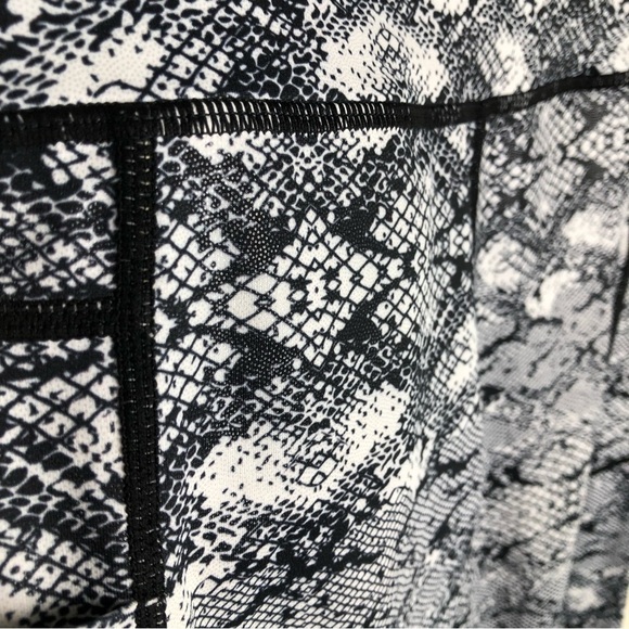 Zyia Active - Cobra Metallic Pocket Light n Tight Capri size: 6-8 - Picture 6 of 10